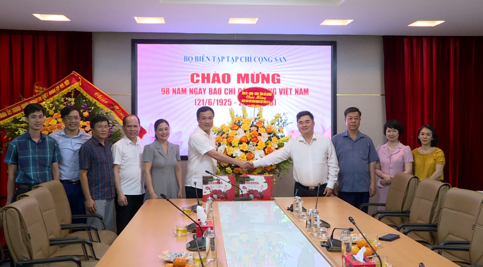 Chủ tịch UBND tỉnh thăm và chúc mừng các cơ quan báo chí tại Hà Nội 